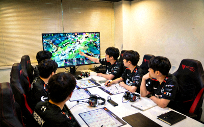 T1战队全体队员在训练基地分析比赛录像