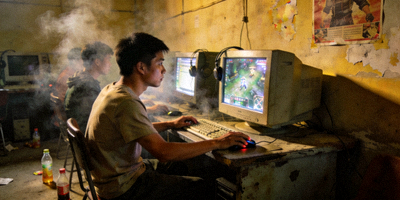 早期中国电竞选手在简陋的网吧中训练的老照片